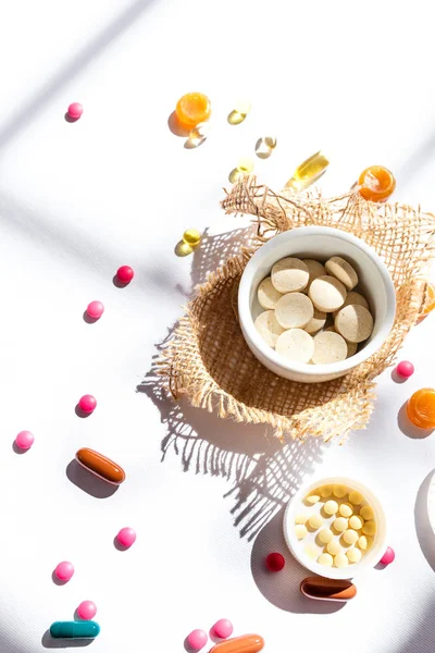Voedingssupplementen Vitaminen Voor Gezondheid Van Mensen Medicijnen Een Witte Achtergrond — Stockfoto