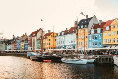 Kopenhag, Danimarka. Nyhavn Kopenhag 'ın en tanınan yerlerinden biri. Kopenhag 'da yaz günbatımı.