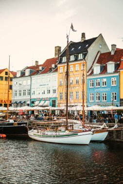 Kopenhag, Danimarka. Nyhavn Kopenhag 'ın en tanınan yerlerinden biri. Kopenhag 'da yaz günbatımı.