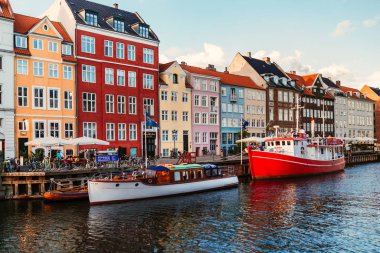 Kopenhag, Danimarka. Nyhavn Kopenhag 'ın en tanınan yerlerinden biri. Kopenhag 'da yaz günbatımı.