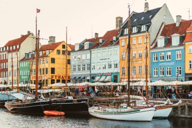 Kopenhag, Danimarka. Nyhavn Kopenhag 'ın en tanınan yerlerinden biri. Kopenhag 'da yaz günbatımı.