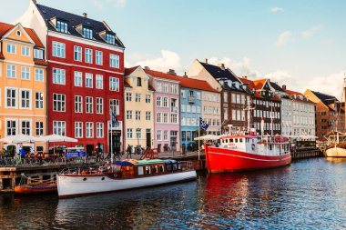 Kopenhag, Danimarka. Nyhavn Kopenhag 'ın en tanınan yerlerinden biri. Kopenhag 'da yaz günbatımı.