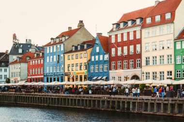 Kopenhag, Danimarka. Nyhavn Kopenhag 'ın en tanınan yerlerinden biri. Kopenhag 'da yaz günbatımı.