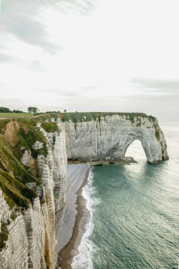 Etretat, Fransa. Normandiya 'nın güzel doğası. İngiliz Kanalı kıyı şeridinde ünlü Etretat kayalıkları.