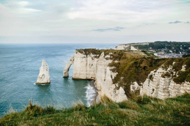 Etretat, Fransa. Normandiya 'nın güzel doğası. İngiliz Kanalı kıyı şeridinde ünlü Etretat kayalıkları.