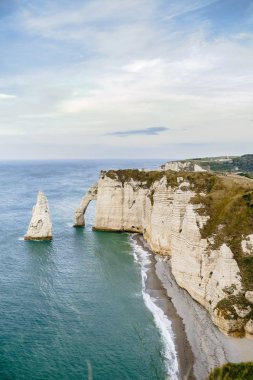 Etretat, Fransa. Normandiya 'nın güzel doğası. İngiliz Kanalı kıyı şeridinde ünlü Etretat kayalıkları.