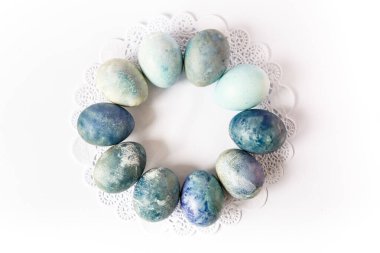 Paskalya yumurtaları avlanır. Beyaz arka planda boyanmış paskalya yumurtaları..