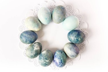 Paskalya yumurtaları avlanır. Beyaz arka planda boyanmış paskalya yumurtaları..