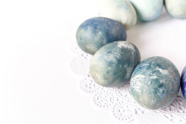 Paskalya yumurtaları avlanır. Beyaz arka planda boyanmış paskalya yumurtaları..