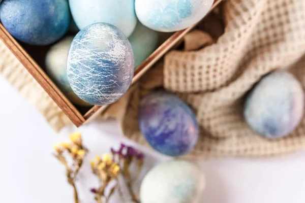 Пофарбовані Великодні Яйця Дерев Яну Коробку Весняні Квіти Білому Тлі — стокове фото
