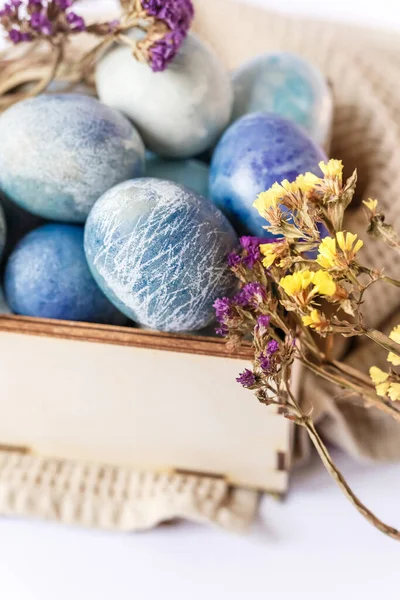 Пофарбовані Великодні Яйця Дерев Яну Коробку Весняні Квіти Білому Тлі — стокове фото