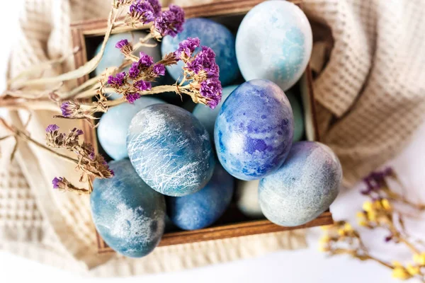 Uova Pasqua Tinte Una Scatola Legno Fiori Primaverili Uno Sfondo — Foto Stock
