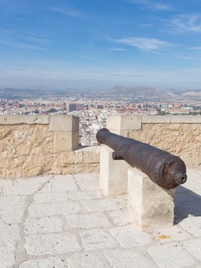 Kale üzerinden eski savaş topu