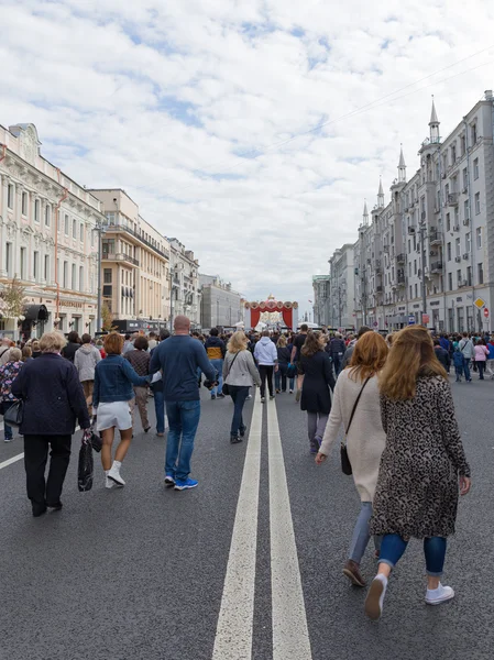 人们走在莫斯科的特维尔卡亚大街上 — 图库照片