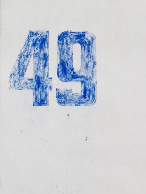 sayı 49 beyaz bir duvar üzerinde