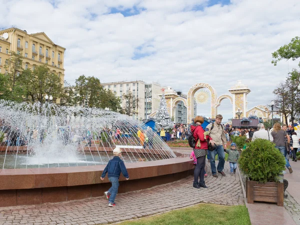 Lidé kolem kašny na Puškinově náměstí, Moskva — Stock fotografie