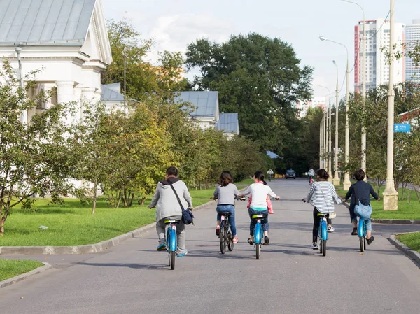 Pessoas andando de bicicleta — Fotografia de Stock