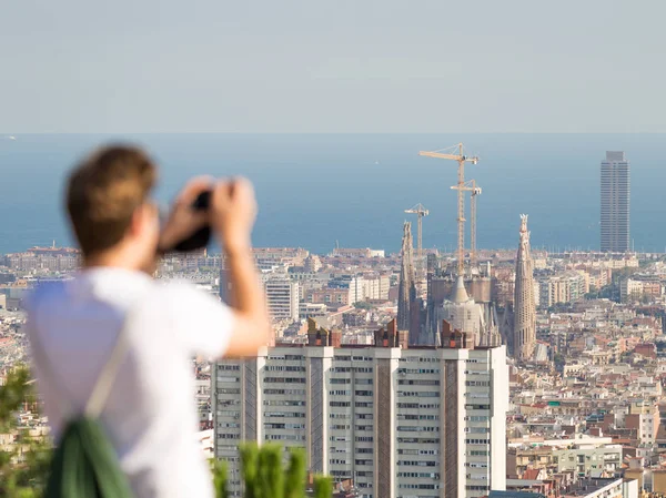 Turistas toman fotos Barcelona — Foto de Stock