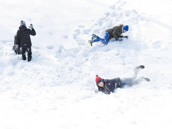 Bambini che giocano nella neve, Russia — Foto Stock