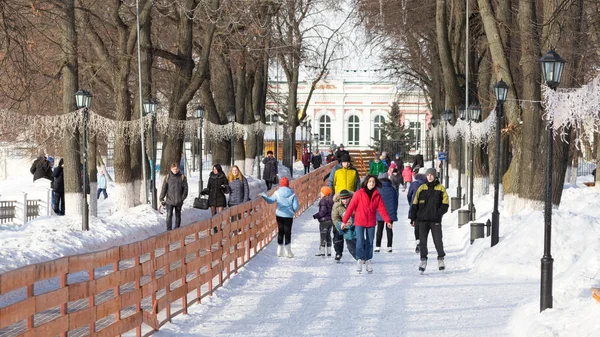 Mensen gaan schaatsen, Rusland — Stockfoto