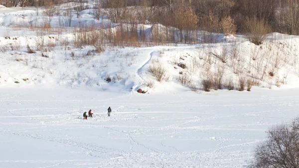 Pescatori sulla pesca invernale — Foto Stock