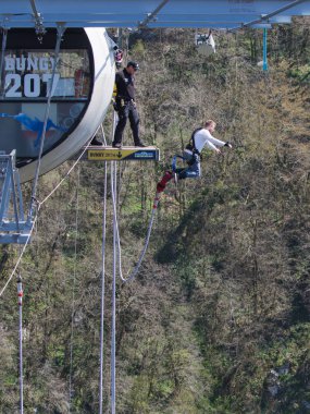 Bir adam köprüden, Sochi uçuş
