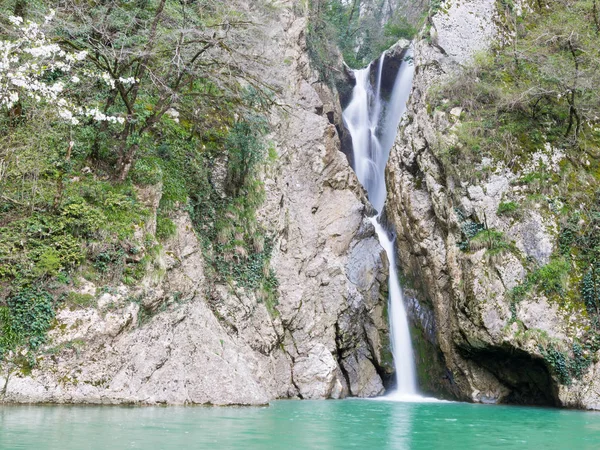 Agursky şelale erken Bahar