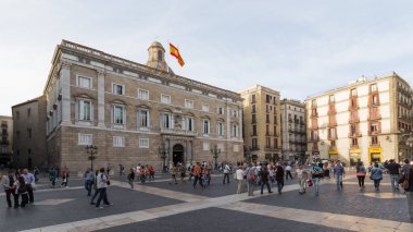 Turistler Barcelona'da St James Meydanı'nda yürüyüş