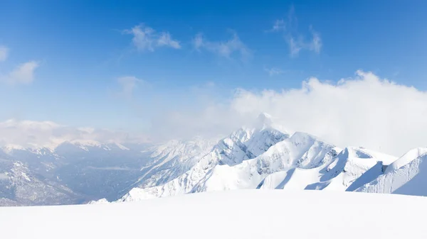 Nieve pura en las montañas — Foto de Stock