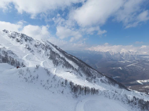 Besneeuwde bergtoppen, Sochi — Stockfoto