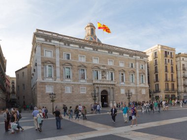 Barcelona'da St James Meydanı'nda yürüyüş insanlar