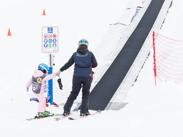 一个女人和一个小孩接近滑雪 travolatoru — 图库照片