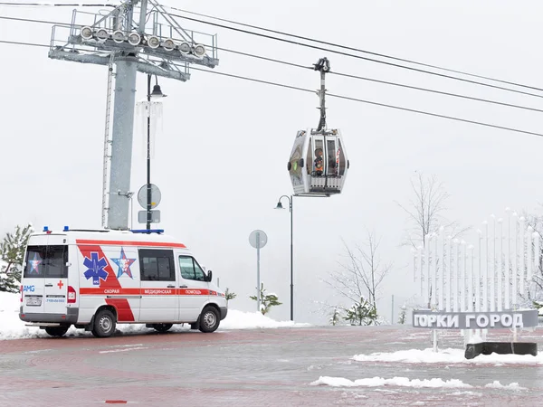 Un'ambulanza in montagna a Sochi — Foto Stock