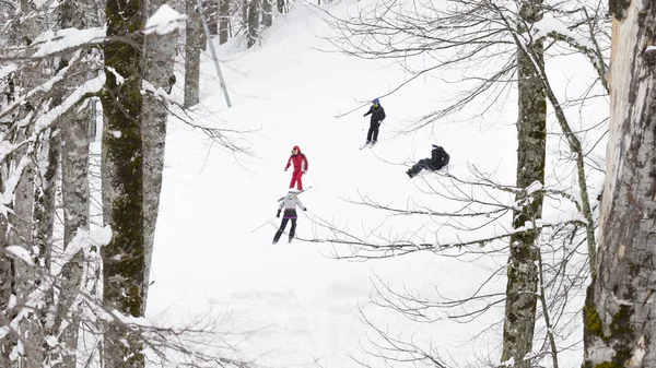 Vacanze sugli sci sulle montagne di Sochi — Foto Stock