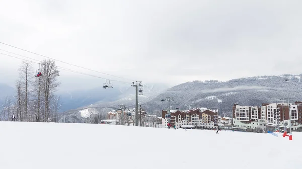 Skidorten Rosa Khutor i bergen i Sochi — Stockfoto