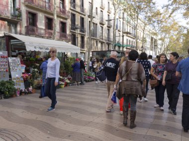 Bir sürü insan Barcelona Rambla Caddesi üzerinde