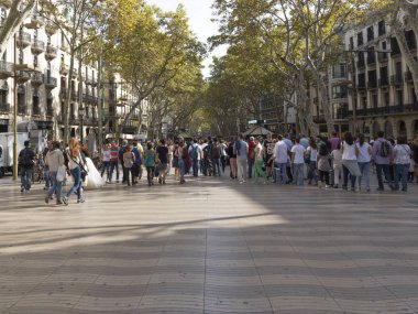 İnsanlar Barselona'da yürüyor