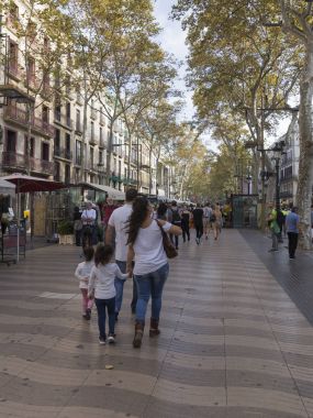 Turistler üzerinde Rambla Barcelona