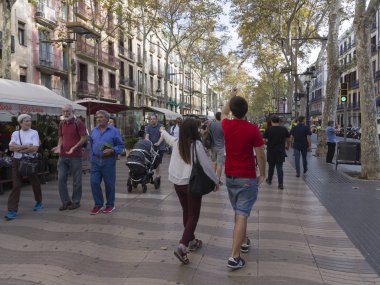 Bir sürü insan Barcelona'da Rambla Caddesi üzerinde