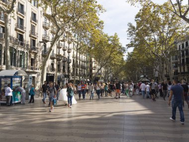 İnsanlar Rambla sokakta yürüyor