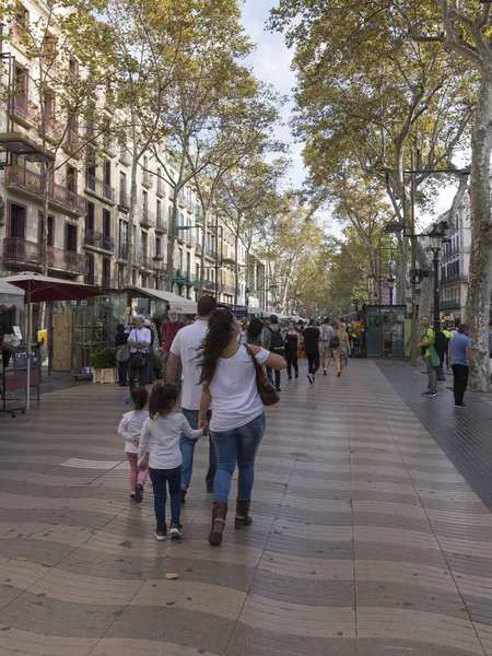Turistler üzerinde Rambla Barcelona