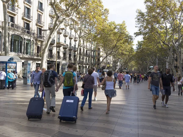 Turistler Rambla Caddesi üzerinde