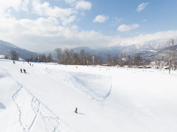 Estância de esqui nas montanhas nevadas, Sochi — Fotografia de Stock