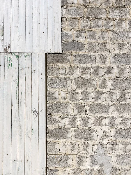 Серые вертикальные стены из досок и блоков — стоковое фото
