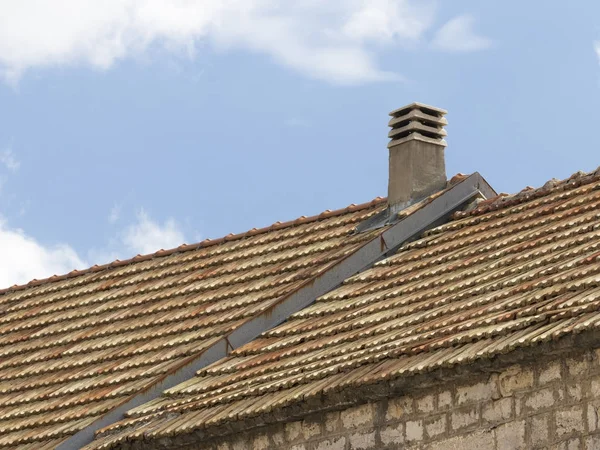 Telhado de telhas com um tubo — Fotografia de Stock