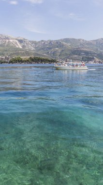 Turistler denizin Karadağ ile tekne