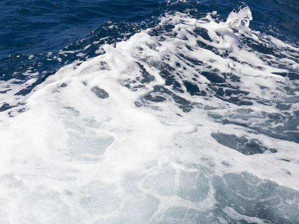 Modrá mořská voda vytváří vlnu — Stock fotografie