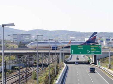 Boeing 737 köprüde Atina Havaalanı'na 5l 9