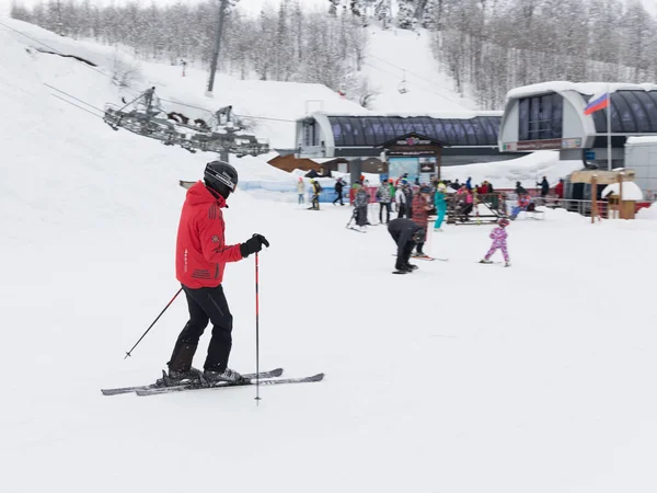 Pessoas esquiando em Sochi, Rússia — Fotografia de Stock