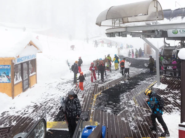 Människor på en skidort i Sochi, Ryssland — Stockfoto